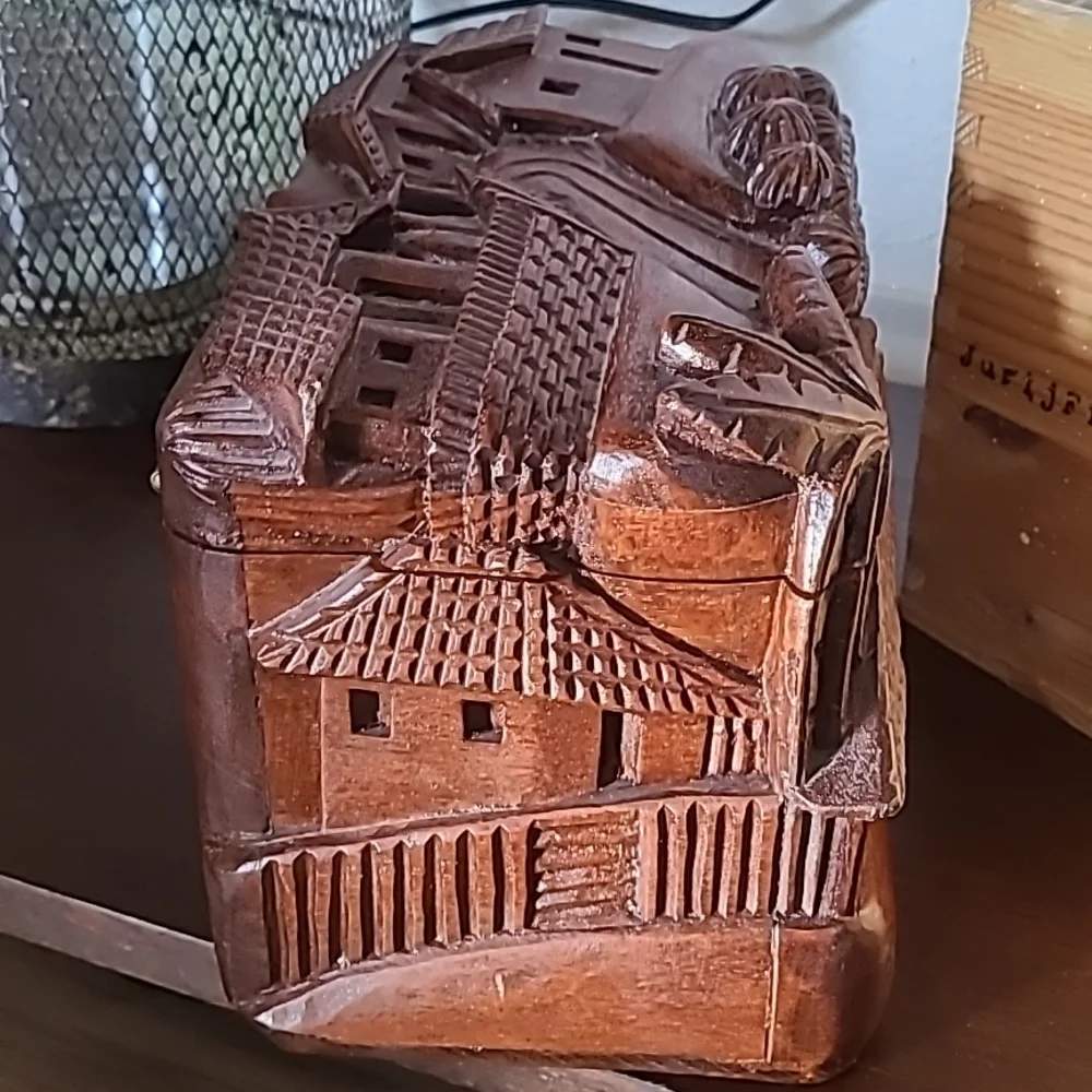 Honduras Mahogany Carved Box - Picture 4 of 7